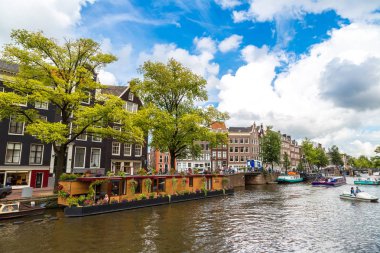 Amsterdam, Hollanda - 19 Ağustos 2014: Amsterdam kanalları. Amsterdam Hollanda'nın başkenti ve en kalabalık olduğunu