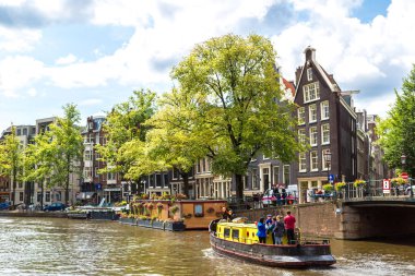 Amsterdam, Hollanda - 19 Ağustos 2014: Amsterdam kanalları. Amsterdam Hollanda'nın başkenti ve en kalabalık olduğunu