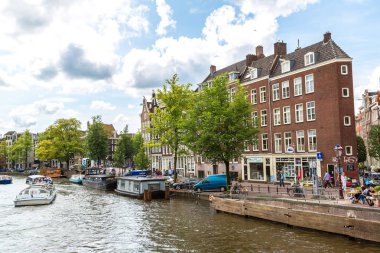 Amsterdam, Hollanda - 19 Ağustos 2014: Amsterdam kanalları. Amsterdam Hollanda'nın başkenti ve en kalabalık olduğunu