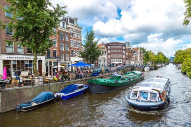 Amsterdam, Hollanda - 19 Ağustos 2014: Amsterdam kanalları. Amsterdam Hollanda'nın başkenti ve en kalabalık olduğunu