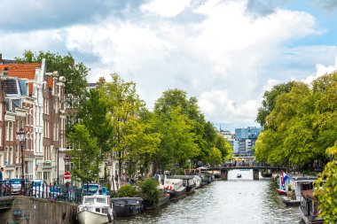 Amsterdam, Hollanda - 19 Ağustos 2014: Amsterdam kanalları. Amsterdam Hollanda'nın başkenti ve en kalabalık olduğunu