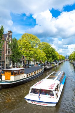 Amsterdam, Hollanda - 19 Ağustos 2014: Amsterdam kanalları. Amsterdam Hollanda'nın başkenti ve en kalabalık olduğunu