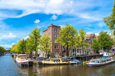 Amsterdam, Hollanda - 19 Ağustos 2014: Amsterdam kanalları. Amsterdam Hollanda'nın başkenti ve en kalabalık olduğunu