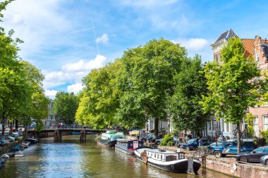 Amsterdam, Hollanda - 19 Ağustos 2014: Amsterdam kanalları. Amsterdam Hollanda'nın başkenti ve en kalabalık olduğunu