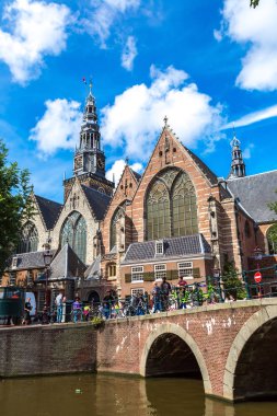 Amsterdam, Hollanda - 19 Ağustos 2014: Oude Kerk (eski Kilisesi) ve Amsterdam'da Voorburgwal Kanal