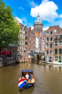 Amsterdam, Hollanda - 19 Ağustos 2014: Kanal ve St. Nicolas Church Amsterdam'da. Amsterdam Hollanda'nın başkenti ve en kalabalık olduğunu