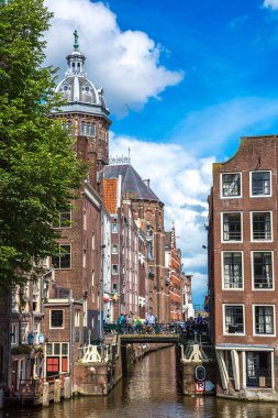 Amsterdam, Hollanda - 19 Ağustos 2014: Kanal ve St. Nicolas Church Amsterdam'da. Amsterdam Hollanda'nın başkenti ve en kalabalık olduğunu