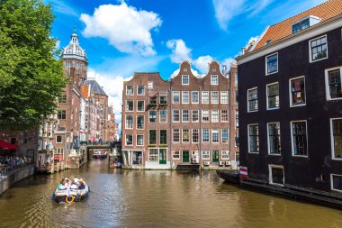 Amsterdam, Hollanda - 19 Ağustos 2014: Kanal ve St. Nicolas Church Amsterdam'da. Amsterdam Hollanda'nın başkenti ve en kalabalık olduğunu
