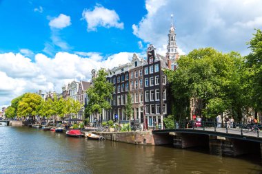 Amsterdam, Hollanda - 19 Ağustos 2014: Amsterdam kanalları. Amsterdam Hollanda'nın başkenti ve en kalabalık olduğunu