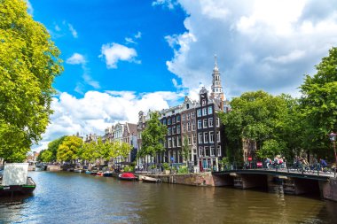 Amsterdam, Hollanda - 19 Ağustos 2014: Amsterdam kanalları. Amsterdam Hollanda'nın başkenti ve en kalabalık olduğunu