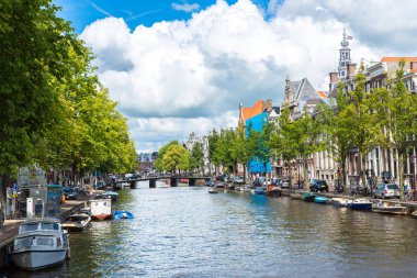 Amsterdam, Hollanda - 19 Ağustos 2014: Amsterdam kanalları. Amsterdam Hollanda'nın başkenti ve en kalabalık olduğunu