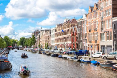 Amsterdam, Hollanda - 19 Ağustos 2014: Amsterdam kanalları. Amsterdam Hollanda'nın başkenti ve en kalabalık olduğunu
