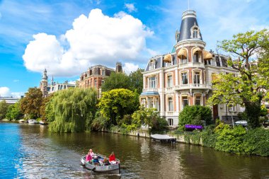 Amsterdam, Hollanda - 19 Ağustos 2014: Amsterdam kanalları. Amsterdam Hollanda'nın başkenti ve en kalabalık olduğunu