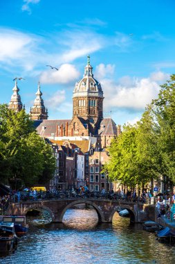 Amsterdam, Hollanda - 19 Ağustos 2014: Kanal ve St. Nicolas Church Amsterdam'da. Amsterdam Hollanda'nın başkenti ve en kalabalık olduğunu