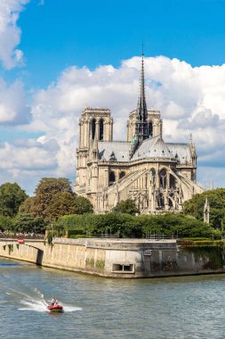 Paris, Fransa - 14 Temmuz 2014: Seine ve Notre Dame de Paris biri Paris'in en ünlü sembollerin