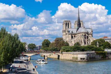 Paris, Fransa - 14 Temmuz 2014: Seine ve Notre Dame de Paris biri Paris'in en ünlü sembollerin