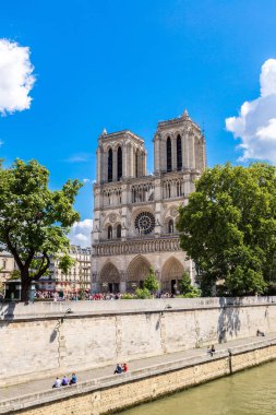 Paris, Fransa - 14 Temmuz 2014: Seine ve Notre Dame de Paris biri Paris'in en ünlü sembollerin
