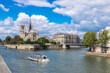 Paris, Fransa - 14 Temmuz 2014: Seine ve Notre Dame de Paris biri Paris'in en ünlü sembollerin
