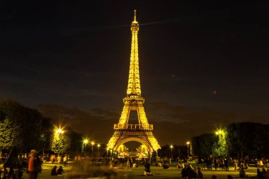 Paris, Fransa - 14 Temmuz 2014: Eyfel Kulesi batımında en çok ziyaret edilen Fransa ve Paris'in en ünlü sembolü 14 Temmuz 2014 anıtıdır