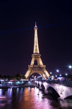 Paris, Fransa - 14 Temmuz 2014: Eyfel Kulesi batımında en çok ziyaret edilen Fransa ve Paris'in en ünlü sembolü 14 Temmuz 2014 anıtıdır