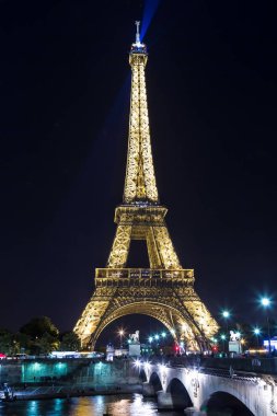 Paris, Fransa - 14 Temmuz 2014: Eyfel Kulesi batımında en çok ziyaret edilen Fransa ve Paris'in en ünlü sembolü 14 Temmuz 2014 anıtıdır