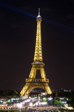 Paris, Fransa - 14 Temmuz 2014: Eyfel Kulesi batımında en çok ziyaret edilen Fransa ve Paris'in en ünlü sembolü 14 Temmuz 2014 anıtıdır