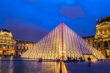 Paris, Fransa - 14 Temmuz 2014: Gece Louvre, Paris, dünyanın en büyük müzelerinden 14 Temmuz 2014 biridir