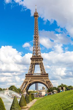 Paris, Fransa - 14 Temmuz 2014: Eyfel Kulesi en çok ziyaret edilen anıt Fransa ve Paris'in en ünlü sembolü