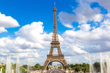 Paris, Fransa - 14 Temmuz 2014: Eyfel Kulesi en çok ziyaret edilen anıt Fransa ve Paris'in en ünlü sembolü