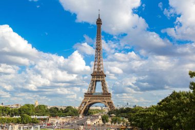 Paris, Fransa - 14 Temmuz 2014: Eyfel Kulesi en çok ziyaret edilen anıt Fransa ve Paris'in en ünlü sembolü