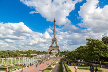 Paris, Fransa - 14 Temmuz 2014: Eyfel Kulesi en çok ziyaret edilen anıt Fransa ve Paris'in en ünlü sembolü