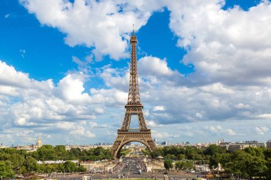 Paris, Fransa - 14 Temmuz 2014: Eyfel Kulesi en çok ziyaret edilen anıt Fransa ve Paris'in en ünlü sembolü