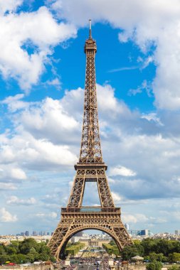 Paris, Fransa - 14 Temmuz 2014: Eyfel Kulesi en çok ziyaret edilen anıt Fransa ve Paris'in en ünlü sembolü