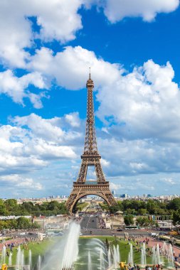 Paris, Fransa - 14 Temmuz 2014: Eyfel Kulesi en çok ziyaret edilen anıt Fransa ve Paris'in en ünlü sembolü