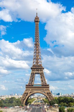 Paris, Fransa - 14 Temmuz 2014: Eyfel Kulesi en çok ziyaret edilen anıt Fransa ve Paris'in en ünlü sembolü