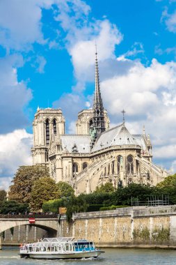 Paris, Fransa - 14 Temmuz 2014: Seine ve Notre Dame de Paris biri Paris'in en ünlü sembollerin