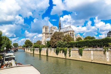 Paris, Fransa - 14 Temmuz 2014: Seine ve Notre Dame de Paris biri Paris'in en ünlü sembollerin