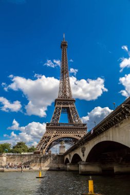 Paris, Fransa - 14 Temmuz 2014: Seine ve Eyfel Kulesi Paris güzel yaz gün