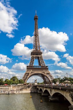 Paris, Fransa - 14 Temmuz 2014: Seine ve Eyfel Kulesi Paris güzel yaz gün