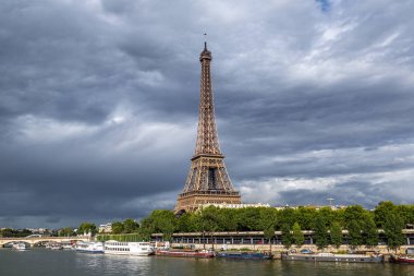 Paris, Fransa - 14 Temmuz 2014: Seine ve Eyfel Kulesi Paris güzel yaz gün