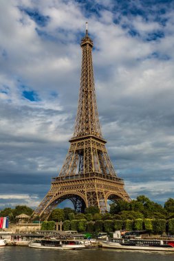 Paris, Fransa - 14 Temmuz 2014: Seine ve Eyfel Kulesi Paris güzel yaz gün