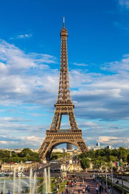 Paris, Fransa - 14 Temmuz 2014: Eyfel Kulesi en çok ziyaret edilen anıt Fransa ve Paris'in en ünlü sembolü