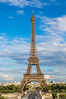 Paris, Fransa - 14 Temmuz 2014: Eyfel Kulesi en çok ziyaret edilen anıt Fransa ve Paris'in en ünlü sembolü