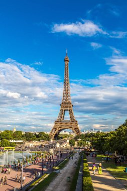 Paris, Fransa - 14 Temmuz 2014: Eyfel Kulesi en çok ziyaret edilen anıt Fransa ve Paris'in en ünlü sembolü