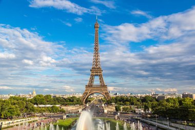 Paris, Fransa - 14 Temmuz 2014: Eyfel Kulesi en çok ziyaret edilen anıt Fransa ve Paris'in en ünlü sembolü