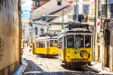 Lisbon, Portekiz - 30 Temmuz 2014: Vintage tramvay şehir merkezi, Lizbon 30 Temmuz 2014 tarihinde Lizbon, Portekiz