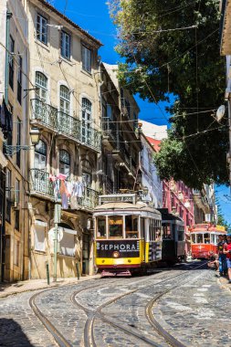 Lisbon, Portekiz - 30 Temmuz 2014: Vintage tramvay şehir merkezi, Lizbon 30 Temmuz 2014 tarihinde Lizbon, Portekiz