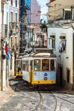 Lisbon, Portekiz - 30 Temmuz 2014: Vintage tramvay şehir merkezi, Lizbon 30 Temmuz 2014 tarihinde Lizbon, Portekiz