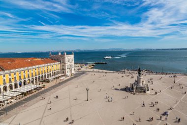 Lisbon, Portekiz - 30 Temmuz 2014: Praça do Comercio (ticaret kare) ve Kral Jose heykeli ben Lizbon, Portekiz bir yaz günü içinde