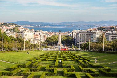 Lisbon, Portekiz - 30 Temmuz 2014: Eduardo VII park Lizbon, Portekiz bir güzel yaz günü
